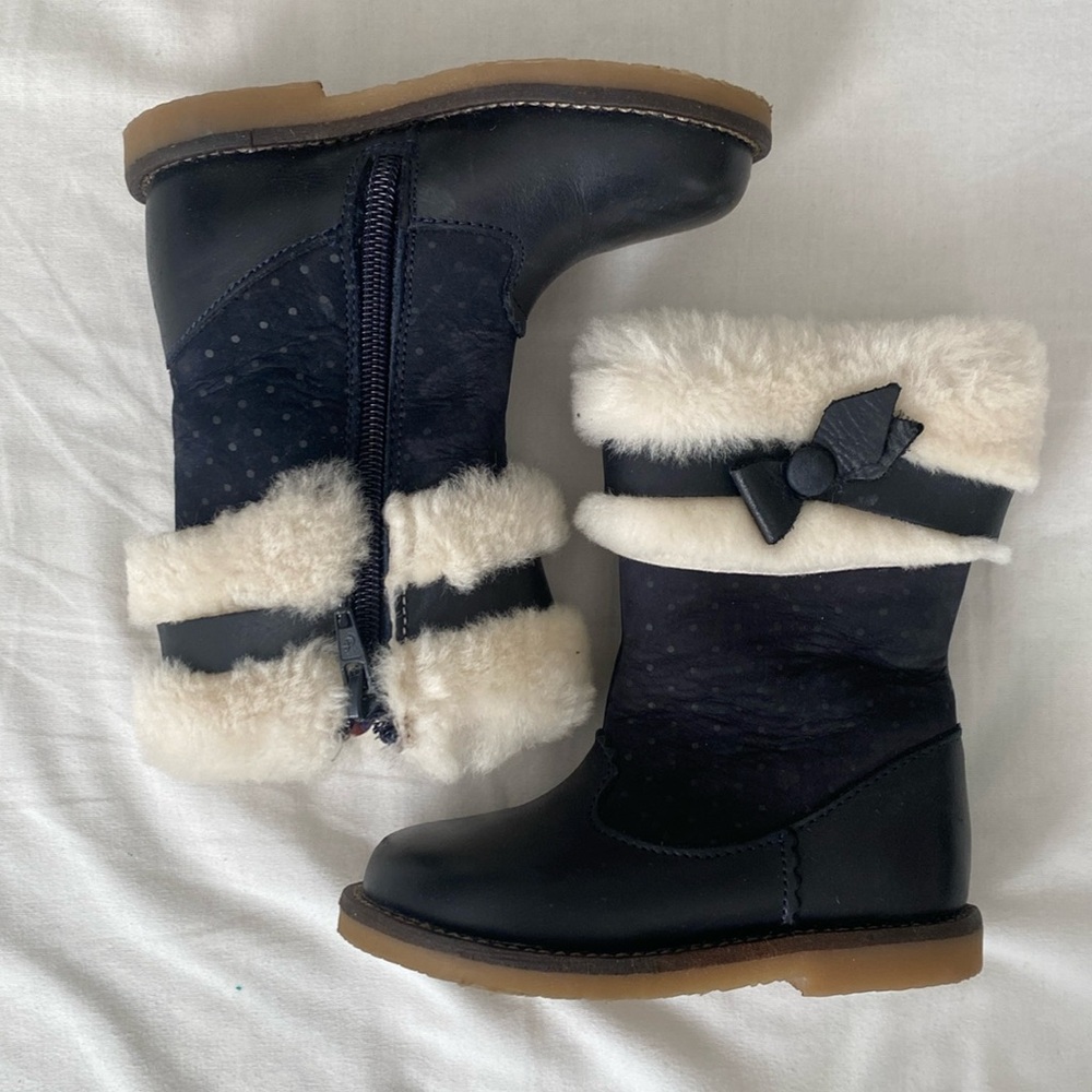 Jacadi navy winter boots with fur. Size 22. Good condition.